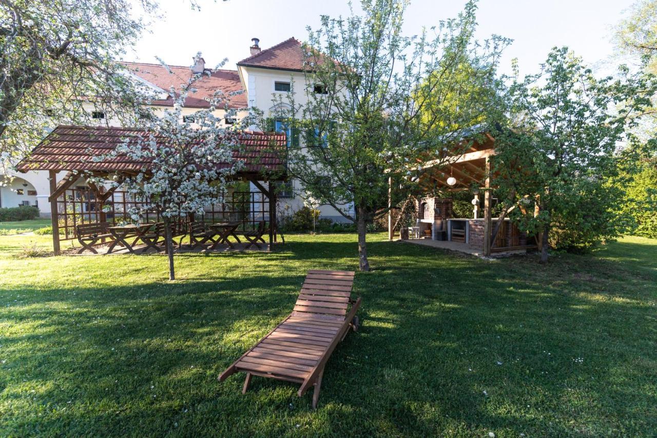 Schlossgut Gundersdorf Farm stay Klagenfurt am Woerthersee